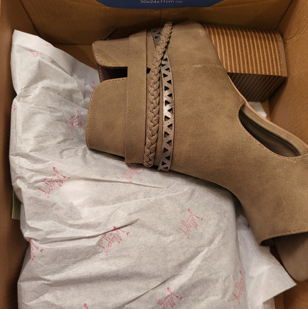 Jellypop brown booties size 9M. Brand new and never worn. Still has paper inside